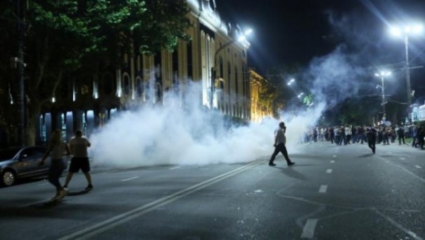 В Бишкеке милиция применила спецсредства для разгона сторонников Атамбаева, задержаны 40 человек