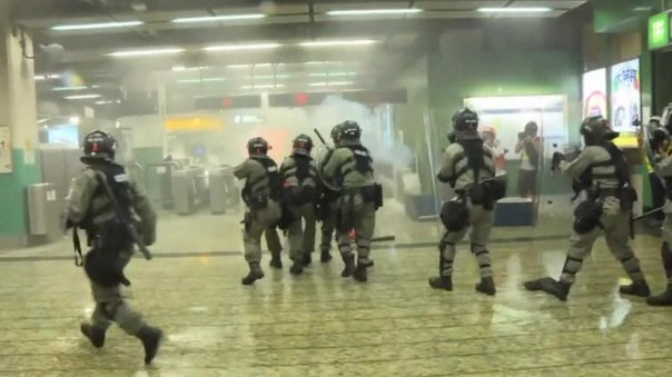 Правоохранители готовятся взять под контроль ситуацию в аэропорту Гонконга