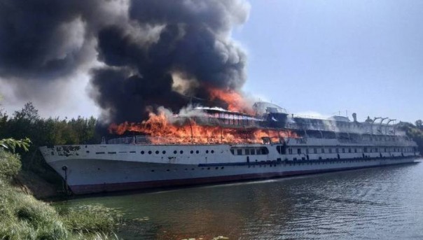 Под Нижним Новгородом загорелся пассажирский теплоход "Святая Русь" (Видео)