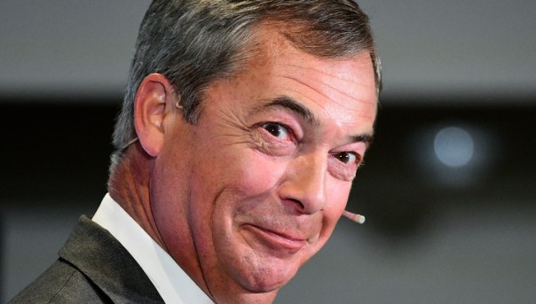 "Пьяница, курящая, как паровоз": британский политик оскорбил королеву-мать