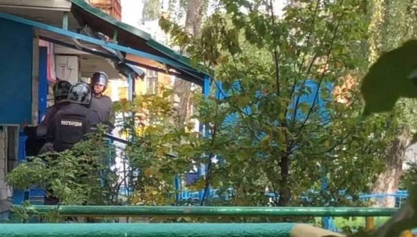 В подмосковной парикмахерской мужчина устроил стрельбу, полиция проводит штурм