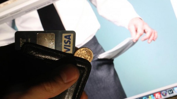 Более 40% опрошенных россиян живут от зарплаты до зарплаты