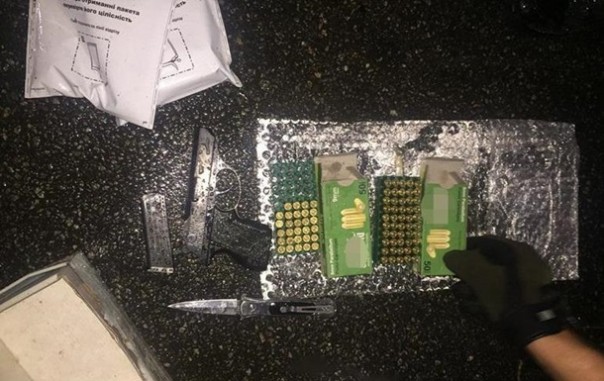 Киевлянин торговал оружием и боеприпасами | Под Киевом у прохожего изъяли гранату