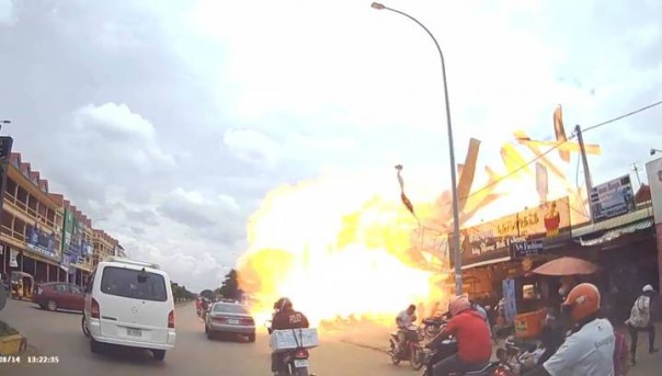 Мощный взрыв на АЗС в Камбодже попал на видео