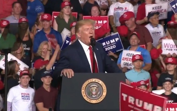 Трамп высмеял своего сторонника за лишний вес