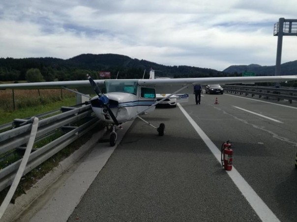 В Хорватии самолет совершил аварийную посадку на трассе
