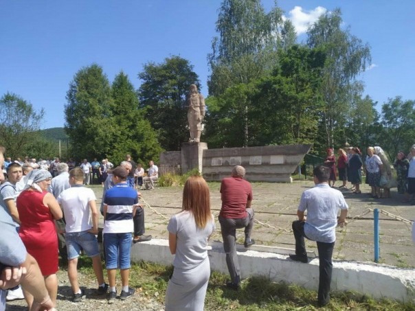 В Ивано-Франковской области сельская община отказалась сносить памятник советским воинам