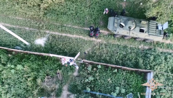 Вооруженных грабителей задержали с помощью бронетранспортера. Видео