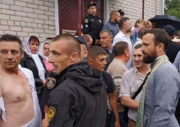 В Черновицкой области учитель географии пытался захватить храм УПЦ МП
