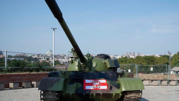 Сербские фанаты привезли советский танк на матч Лиги чемпионов