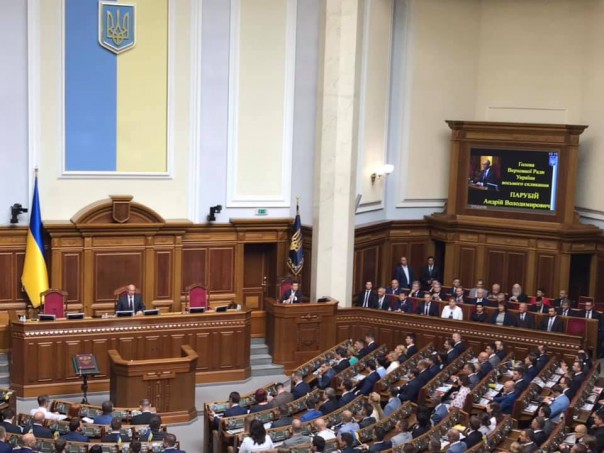 Зе-Рада начала работу с Парубием – с песнопений и скорби по боевикам