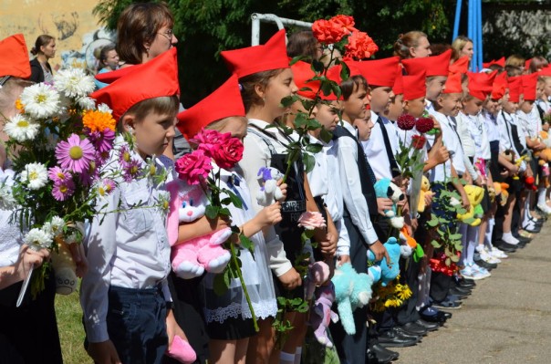 В Донецке прошел митинг-реквием «Они не услышат школьный звонок»