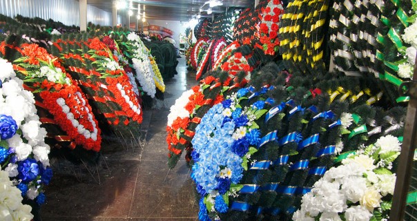 Венки и корзины: траурные атрибуты и их особенности