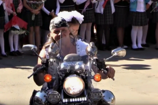 В челябинской школе проучили возмутившихся платными линейками родителей