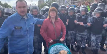 Постановка с митинга: Как охранник Навального и Касьянова изображал «мамочку» на вчерашнем митинге