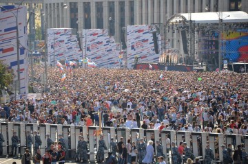 «До мурашек» - единение россиян на Сахарова в День флага России пробрало даже Героев