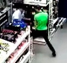 Мужчина со шпателем напал на сотрудника московского супермаркета