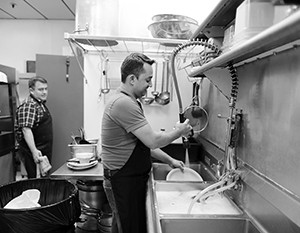 Латвийские рестораторы призвали пустить украинцев «мыть посуду»