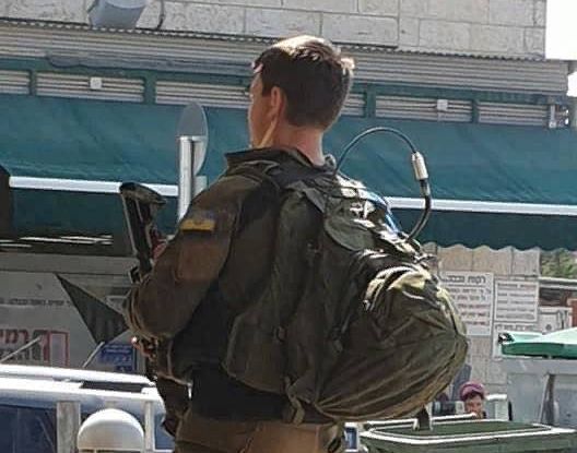 В Сети обсуждают фото израильского солдата с шевроном в виде флага Украины