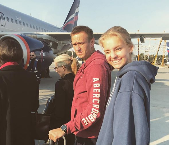 Навальный уехал в США в разгар обысков у ФБК