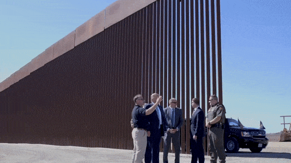 Трамп оставил автограф на стене на границе с Мексикой