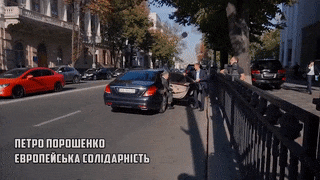 Порошенко заметили перебегающим на красный: Вчера президент, сегодня нарушитель