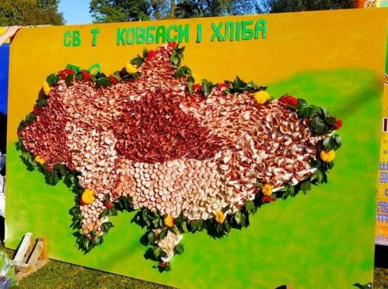 На Львовщине выложили карту Украины из колбасы без Крыма