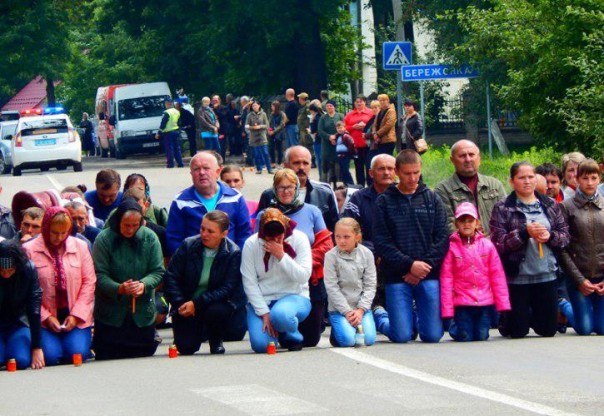 Откуда взялась традиция падать на колени перед трупами боевиков АТО