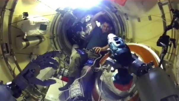 Роботу FEDOR дали поработать с дрелью, но без сверла и под присмотром