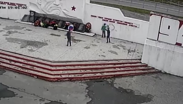 Подростки осквернили мемориал участникам ВОВ в Мурманске. Видео