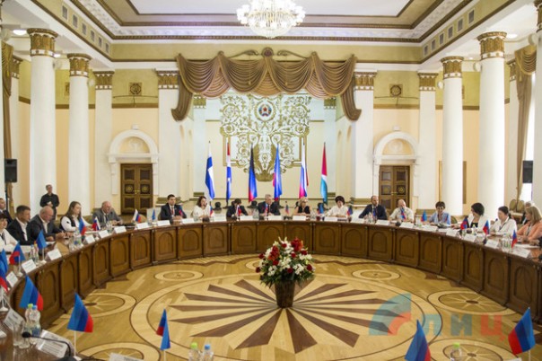 Около 120 делегатов ЛНР, ДНР, РФ и зарубежья участвуют в Экономическом форуме в Луганске, подписано 56 договоров