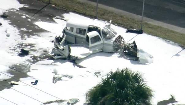 Разваливающийся самолет едва не сбил человека во время аварийной посадки. Видео