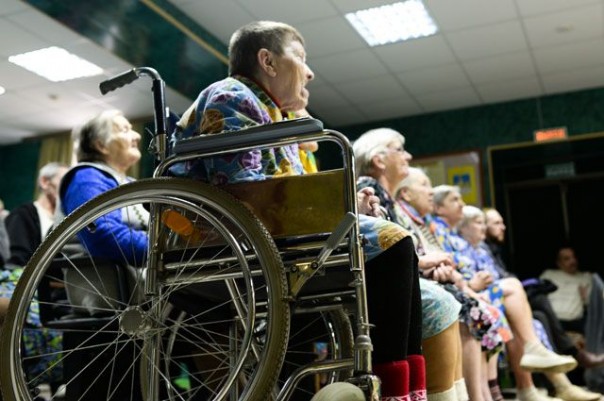 Поднять человека. Как меняется наше отношение к пожилым людям