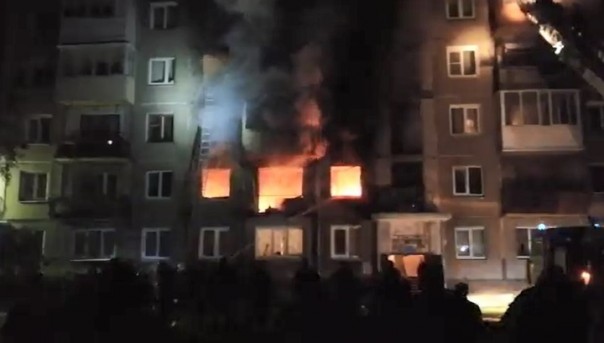 Сильный пожар, возникший после взрыва в жилом доме в Ангарске, сняли на видео