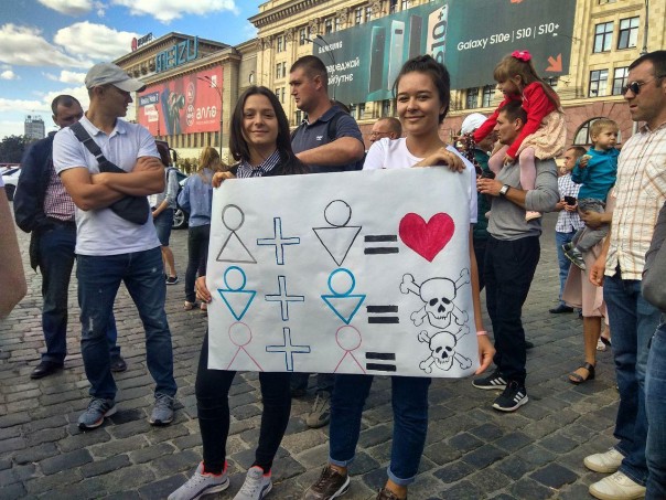 "Украина не Содом". Радикалы в Харькове напали на участников гей-парада и забросали яйцами колонну.