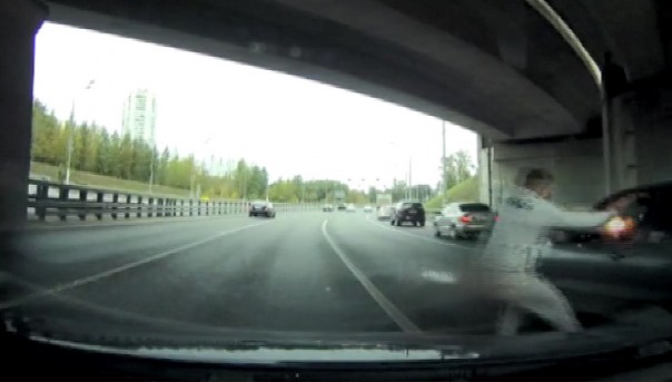 Дорожный конфликт в Москве со стрельбой из сигнального пистолета попал на видео
