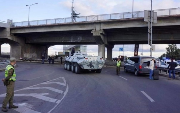 Мужчина, угрожавший взорвать мост в Киеве, задержан