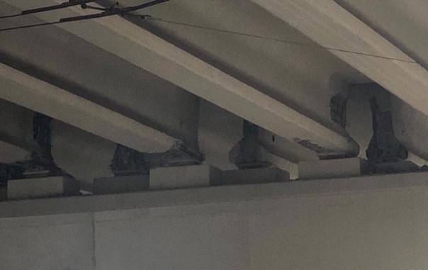 В Киеве недавно отремонтированный мост начинает "уставать" | В Киеве устал строительный кран во время ремонта моста