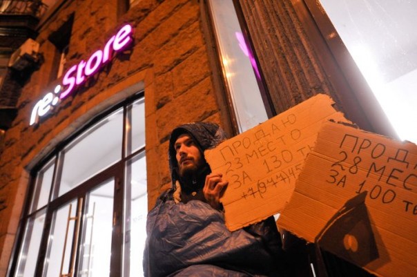 Россиянин отстоял первым в очереди за новым iPhone три дня. Но оказалось, зря