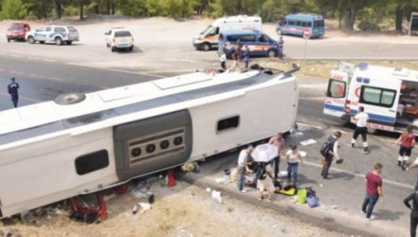 В Анталье по пути в аэропорт перевернулся автобус с россиянами: 15 доставили в больницы