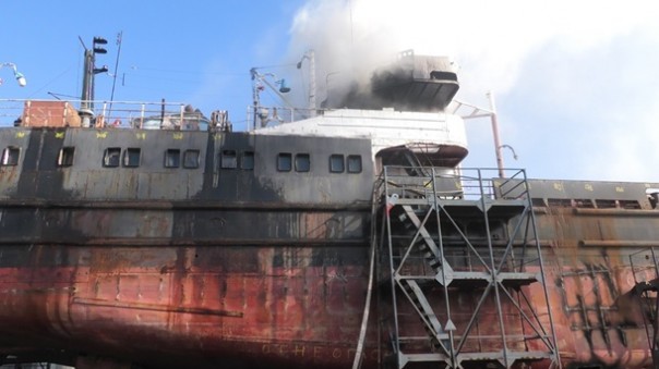 В Херсоне на заводе горело судно