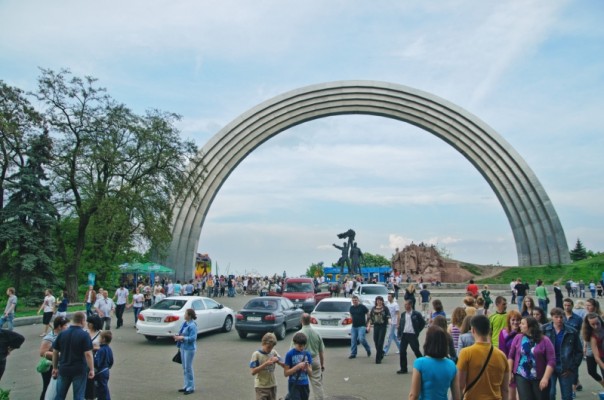 Новый министр культуры Украины отменил снос арки Дружбы народов в пользу памятника героям АТО