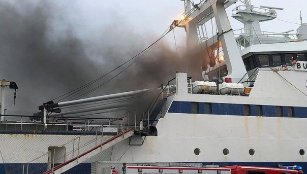 В норвежском порту загорелся российский траулер