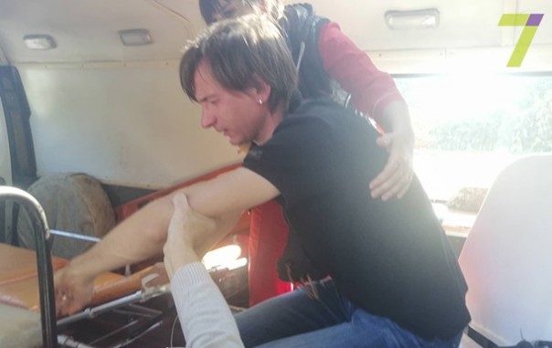 В Одессе мужчина кувалдой прогонял съёмочную группу местного телеканала и угрожал ружьем полиции.