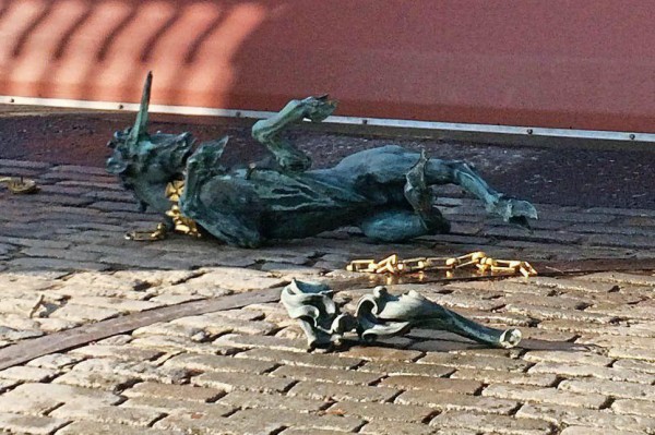 Зловещee предзнаменование Brexit-a? Символ Британской Империи повержен