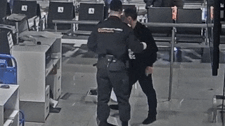 Опоздавший на рейс пассажир устроил погром в Шереметьево — видео