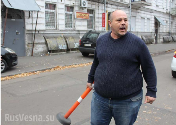 «А так можно было?» — Турки выбежали из посольства в Киеве и избили митингующих украинцев