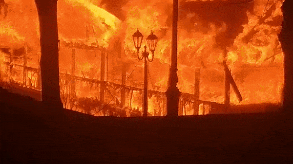 В Сергиевом Посаде около Лавры вспыхнули сувенирные палатки