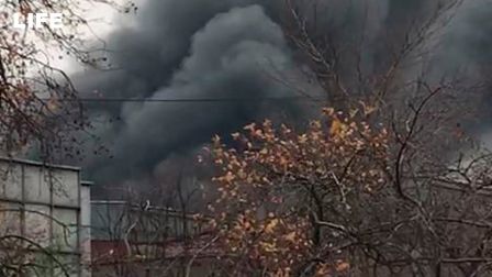 На западе Москвы горит склад: Площадь пожара достигла 1,5 тысячи квадратов, обрушилась крыша