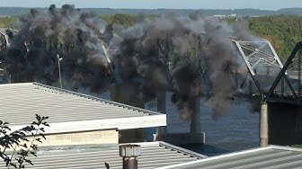 В США взорвали мост, соединявший два штата